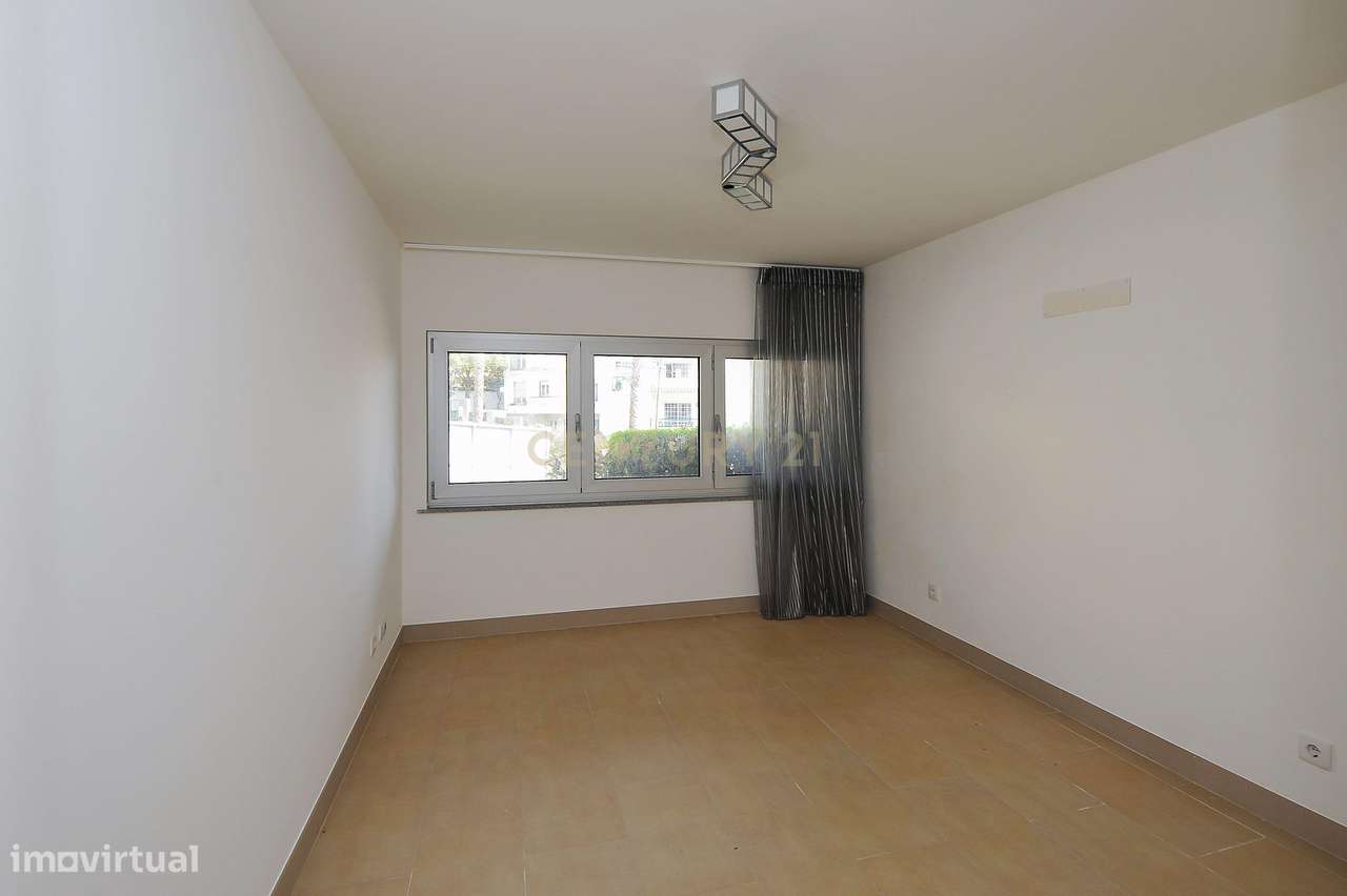 Moradia T3+1 Alto da Parede, em Condomínio Fechado com Vista Mar-35