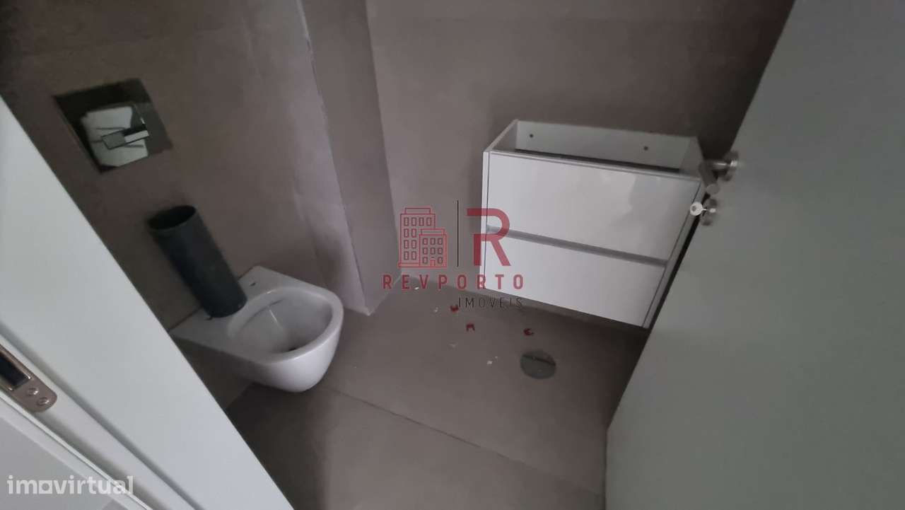 Apartamento T2, com 2 suítes, varanda, jardim e garagem-37