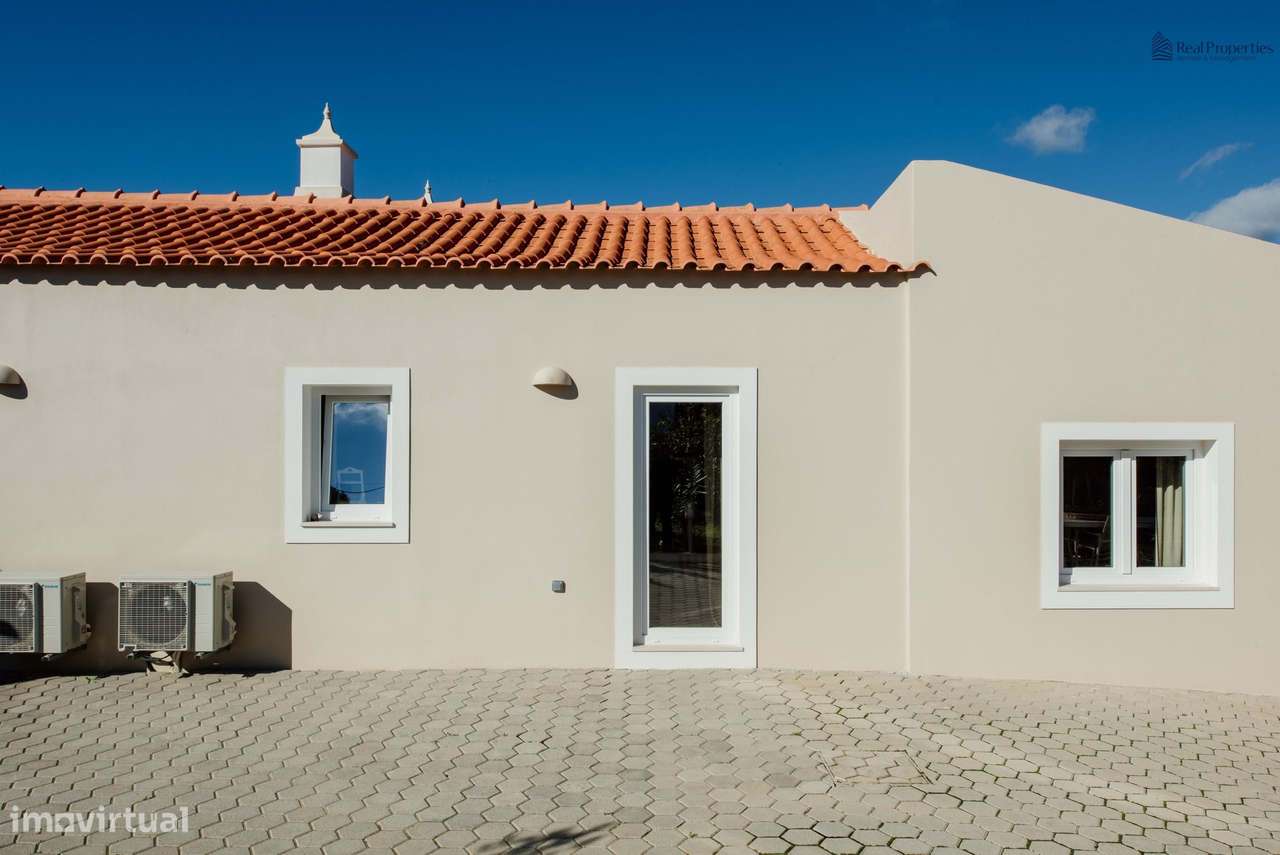 Elegante Moradia T3 Renovada com Vistas Panorâmicas em Alvor-22