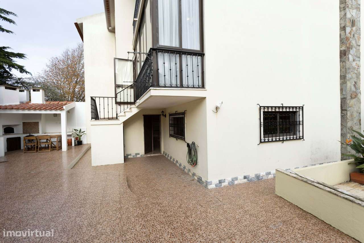 Moradia remodelada com jardim, garagem e vista desafogada, Algueirão,-8