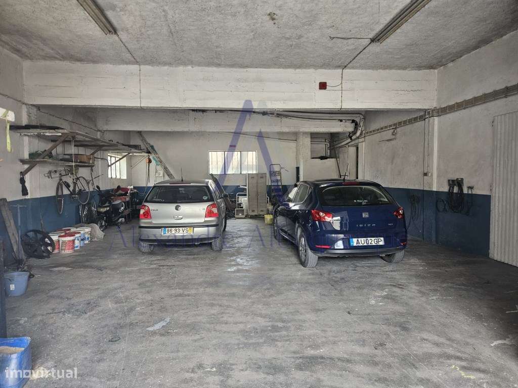 Moradia com anexo e espaço comercial.-25