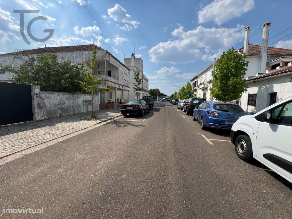 Moradia T2+2 com logradouro no centro de Gavião-12
