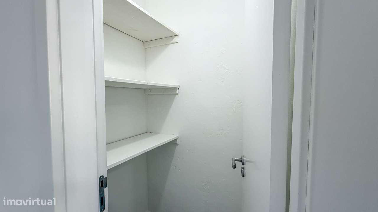 T2 renovado, com ótimas áreas e muita luz natural no centro de Almada.-7
