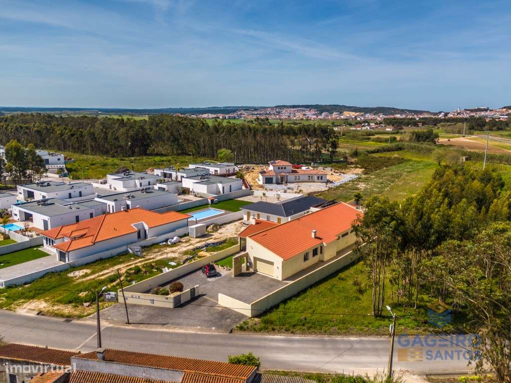 Moradia com piscina e terreno em São Martinho do Porto-59