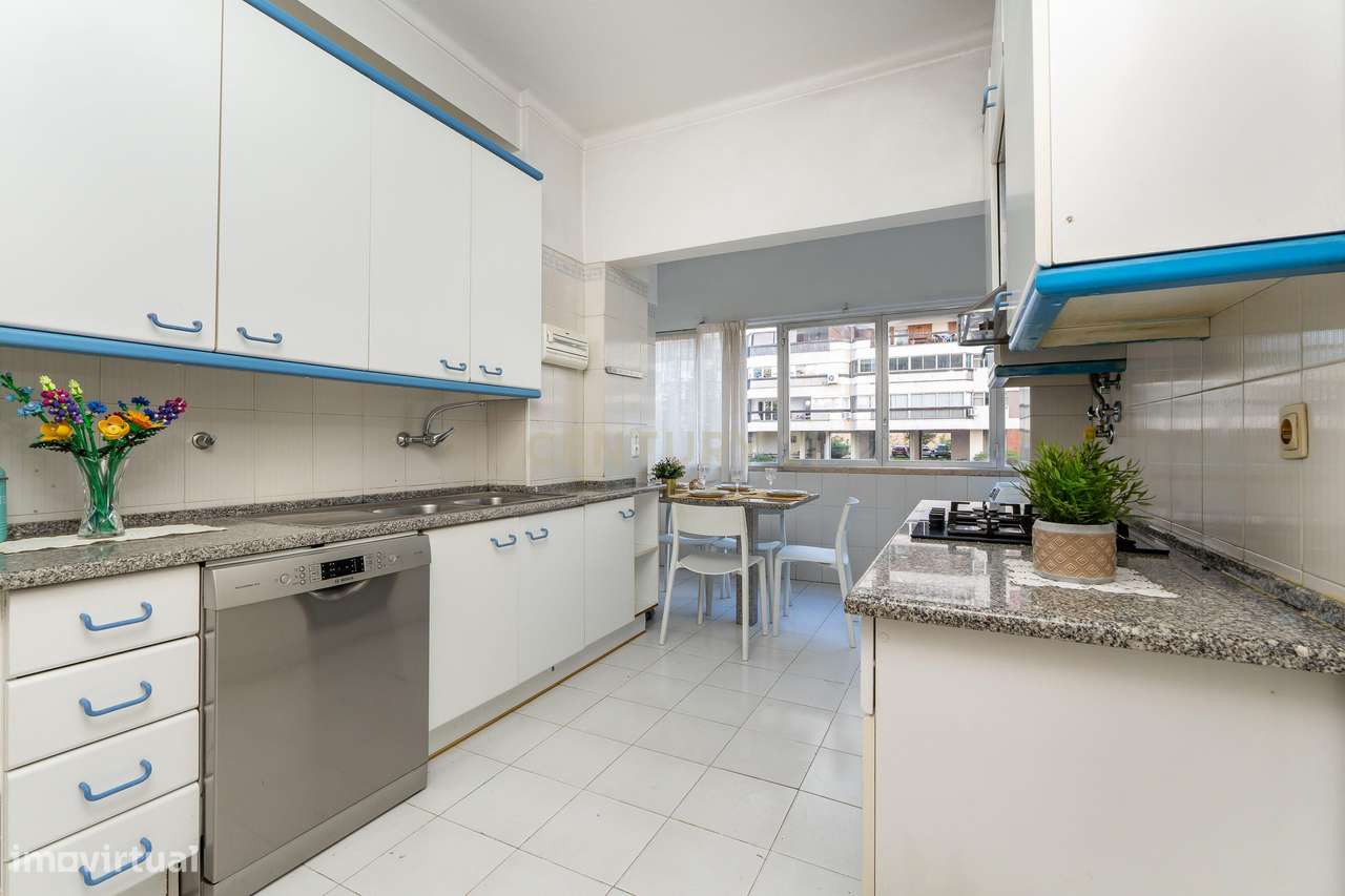 T4 em Miraflores com Parqueamento, Elevador e Arrecadação - Grande imagem: 4/48