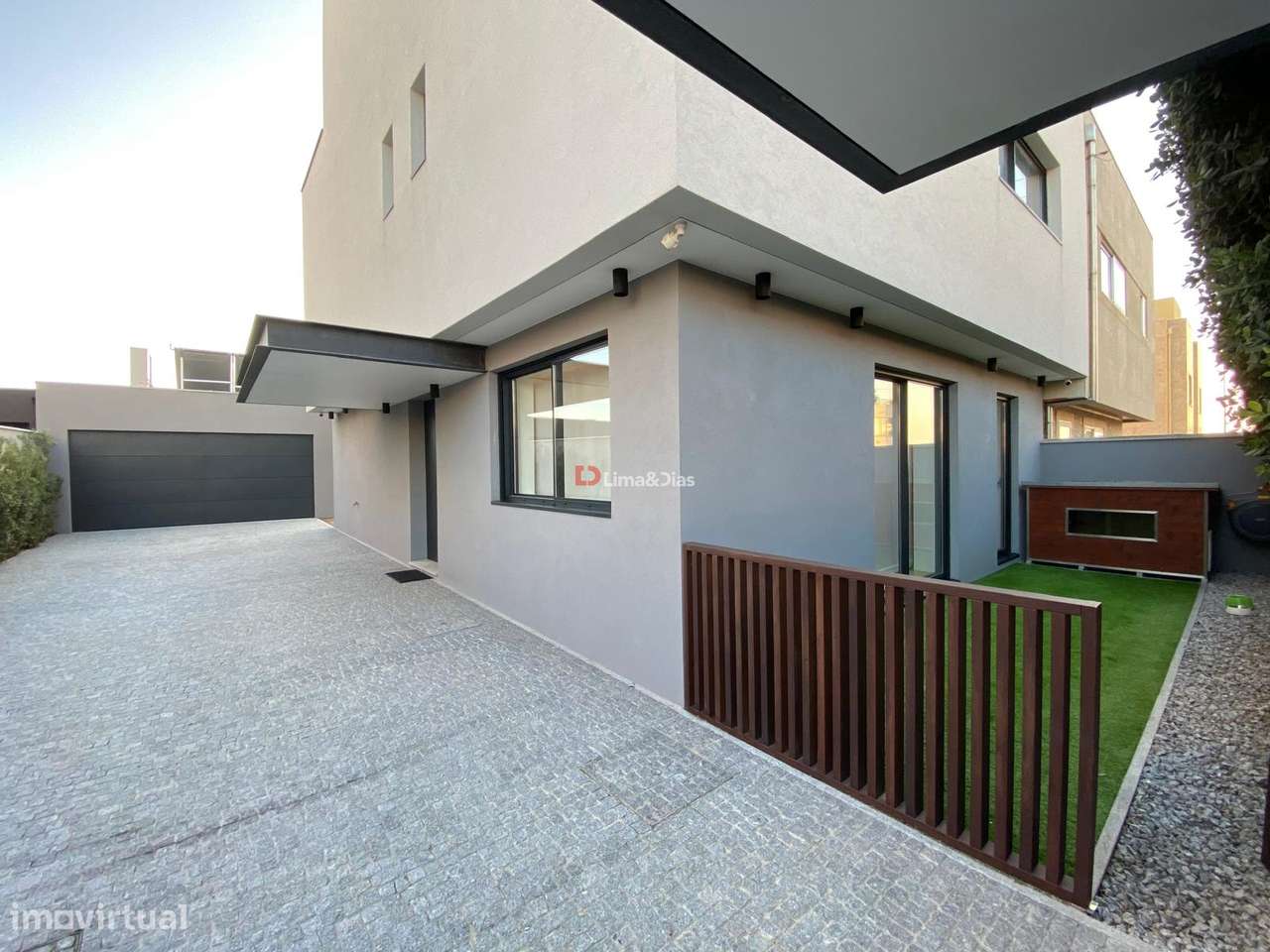 Moradia de Luxo T-3 à praia da Madalena-36