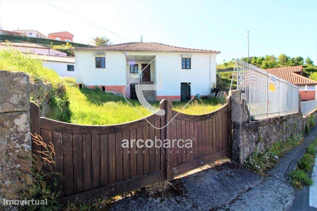 Moradia em pedra para remodelar, com terreno,  à entrada da Vila de Pa-2