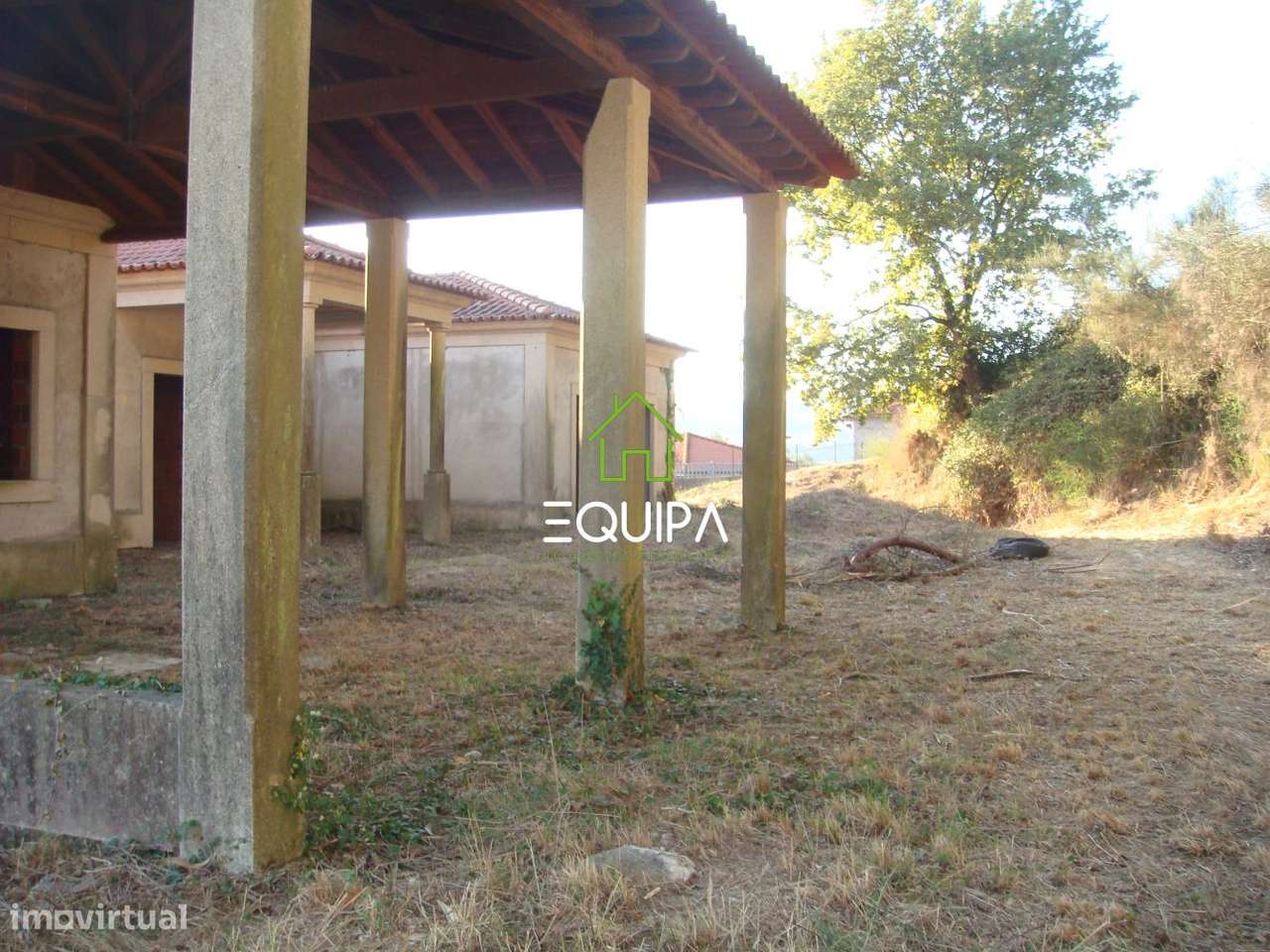 Terreno para construção (com moradia  T-5, construída em grosso), e-13