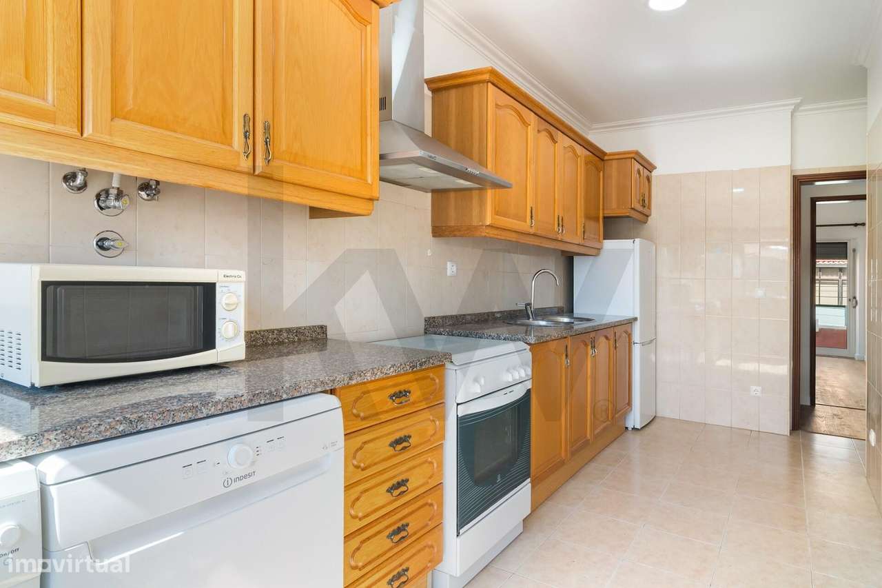 T2 COM TERRAÇO DE 85M2 | BAIRRO CALMO DE MORADIAS NO CENTRO DE ALMADA - Grande imagem: 2/20