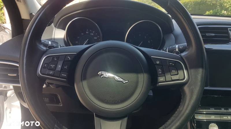 Jaguar XE 2.0 P250 HSE - 9