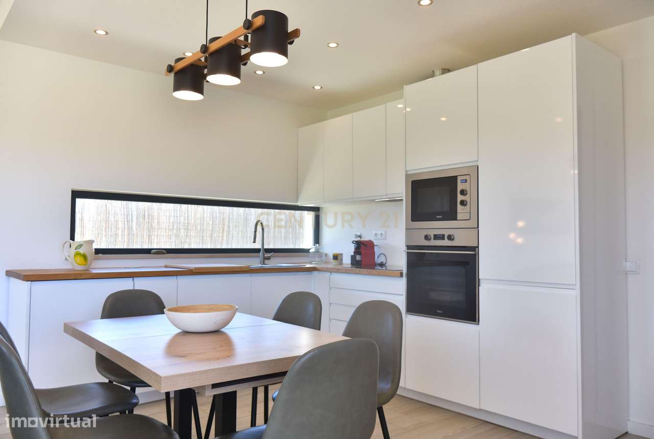 Luxo e Tranquilidade em Sagres: Uma Moradia Contemporânea à espera de-28