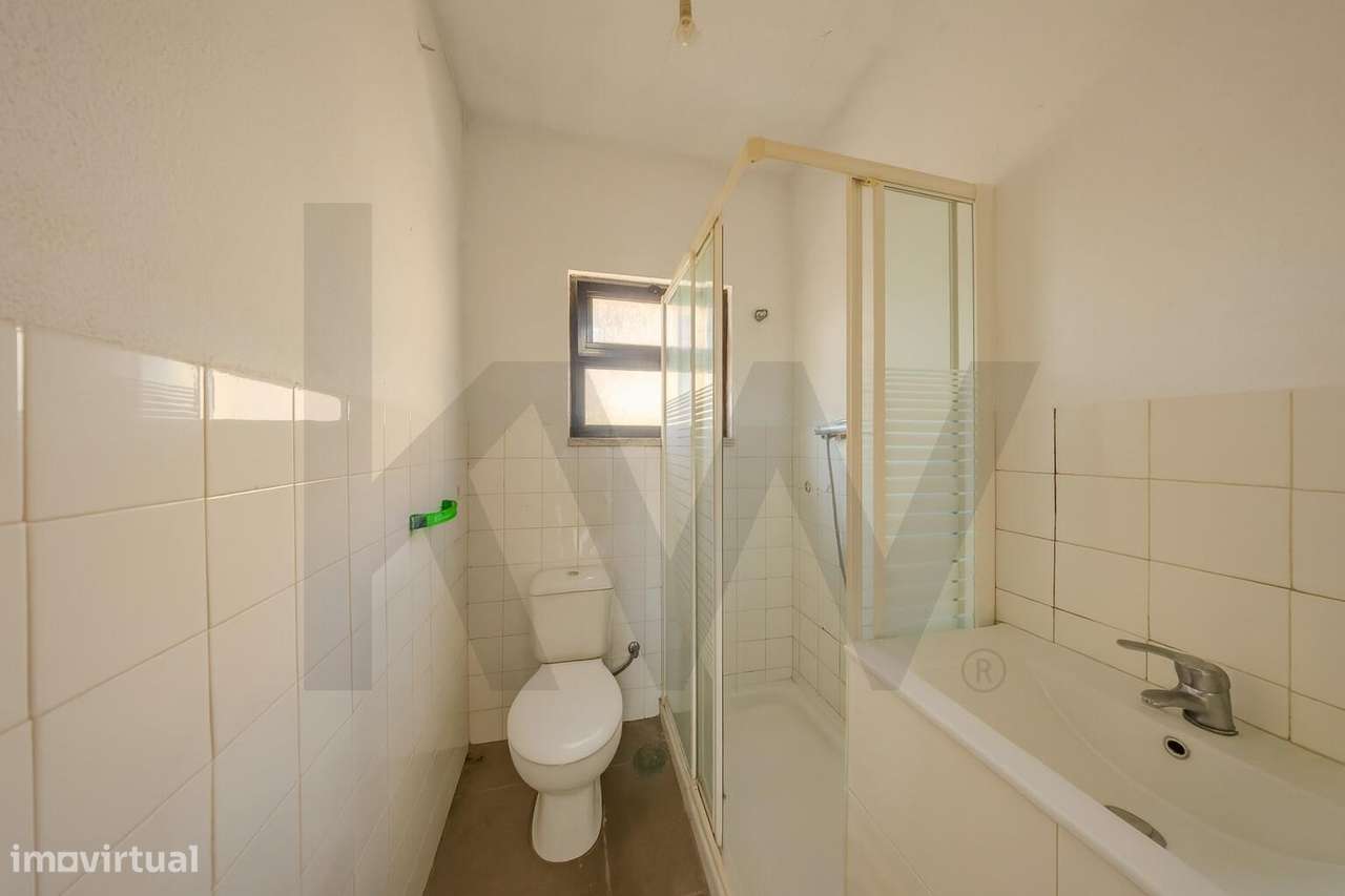 Moradia Bi-Familiar + 2 Anexos Habitáveis na Sobreda Caparica-29