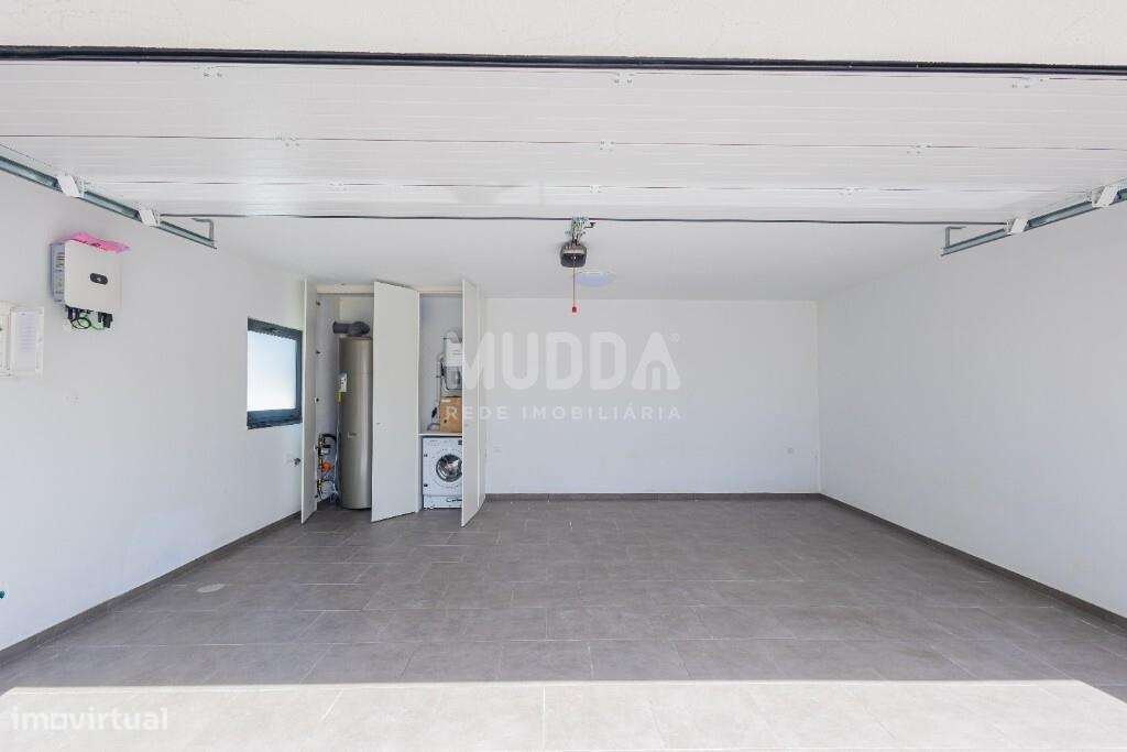 Moradia T4 com Design Contemporâneo e Acabamentos Premium-25