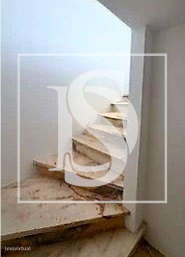 Loja remodelada e transformada em apartamento no Laranjeiro-11