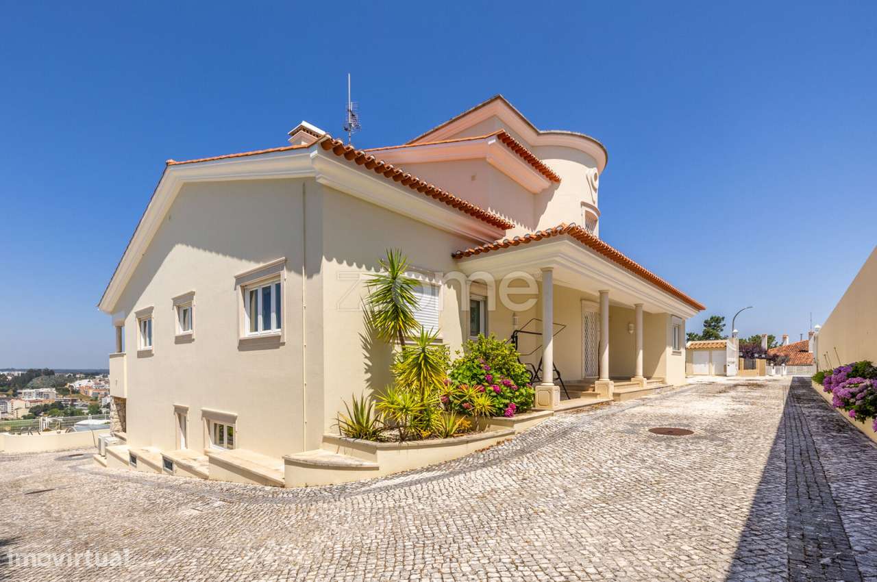 Moradia em Casal de Matos com piscina coberta e vista castelo, Leiria - Grande imagem: 5/60