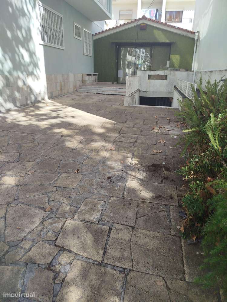Estacionamento Com logradouro com 75 m2  e Zona de Arrumos com 48 m2-22