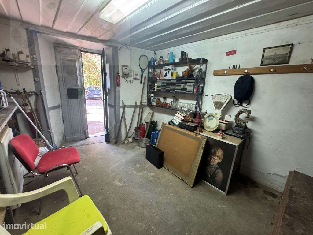 Moradia frente Monsanto, Excelente oportunidade, T2, por recuperar!-42