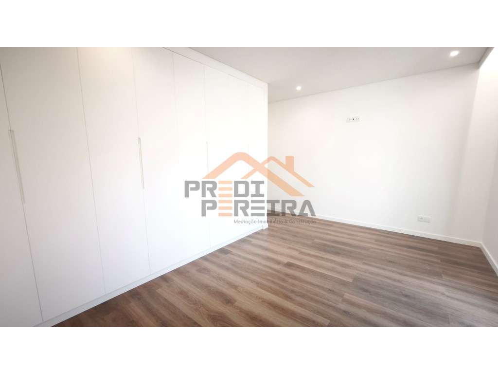 Situado em Caneças, apartamento T4 com duas suites, uma box e um pa...-18