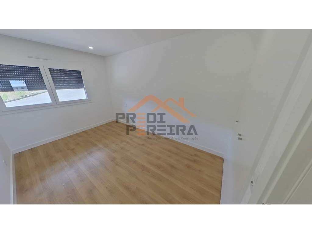 Apartamento T3, localizado em Santo António dos Cavaleiros.-14