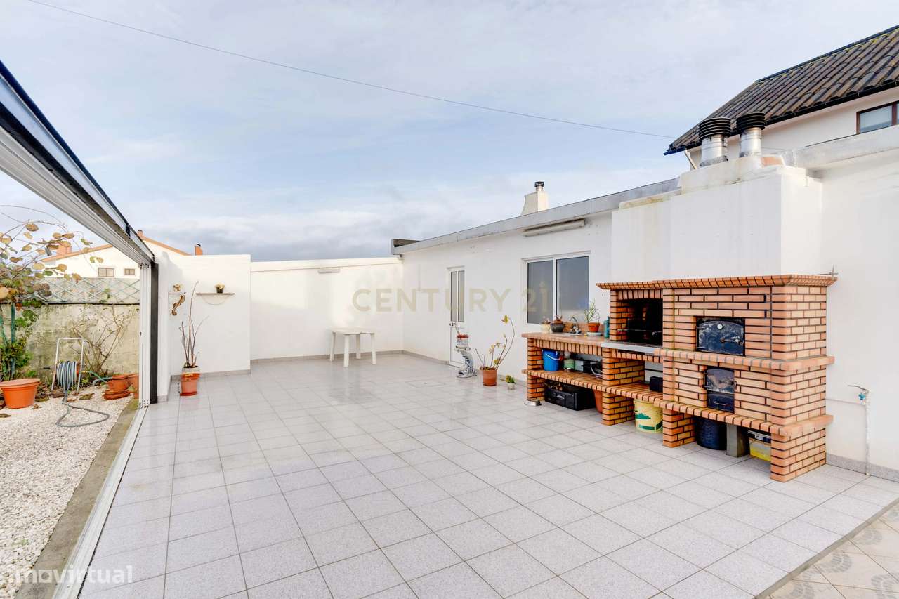 Moradia com um belissimo espaço exterior e praia privada!-10