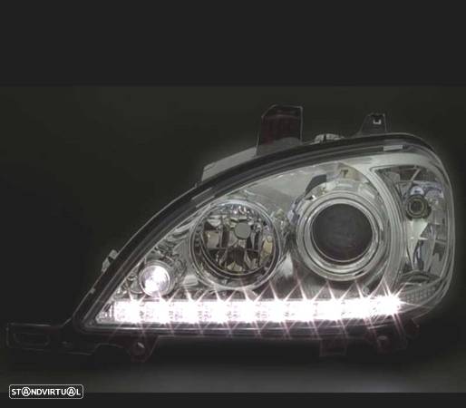 FARÓIS FRONTAIS LED LUZ DIURNA PARA MERCEDES ML W163- 98-01. FUNDO CROMADO - 2