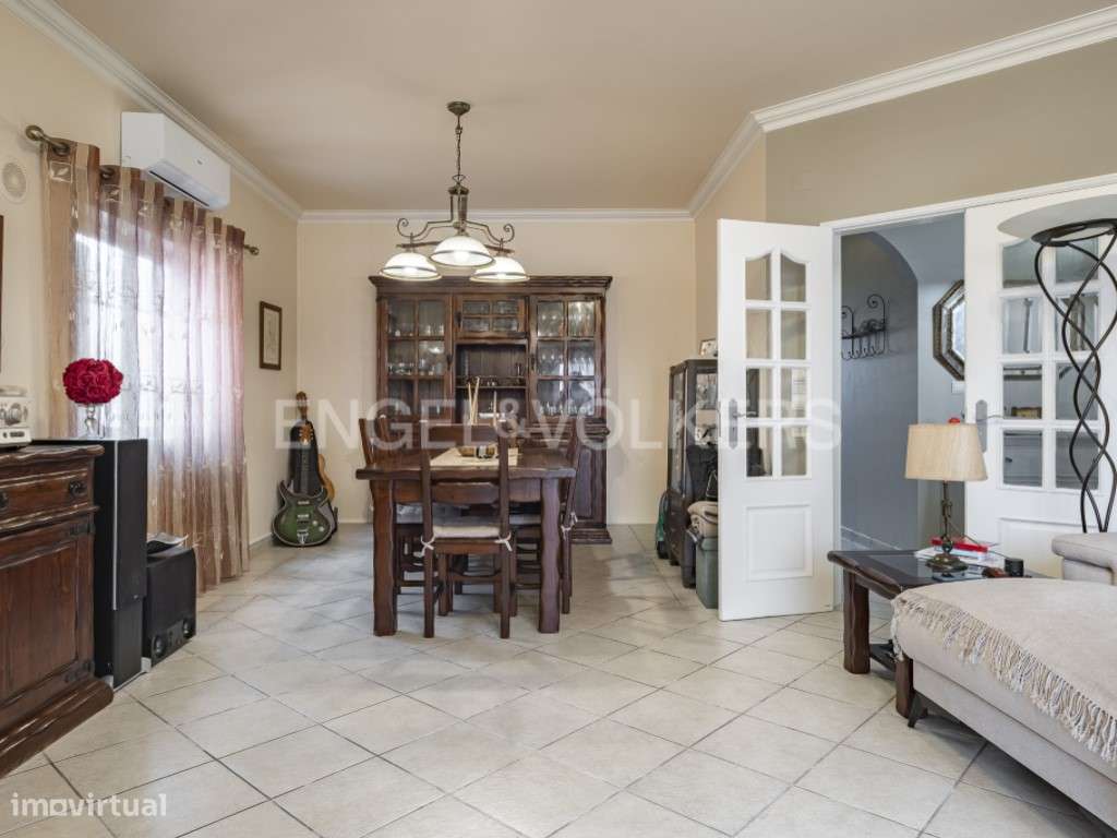 Moradia T5 com piscina em Sobreda de Caparica-5