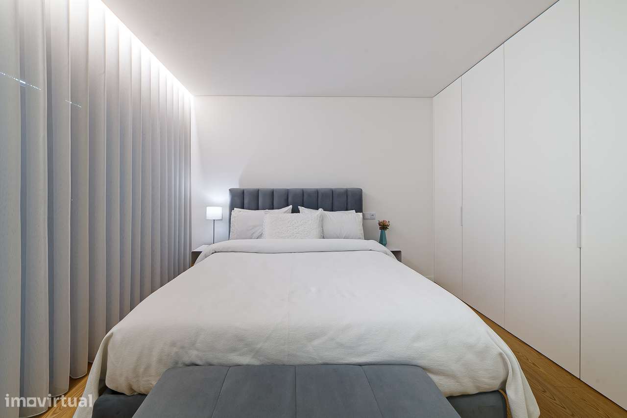 Exclusivo apartamento T3+1 seminovo, com 190m2, três frentes e box-21
