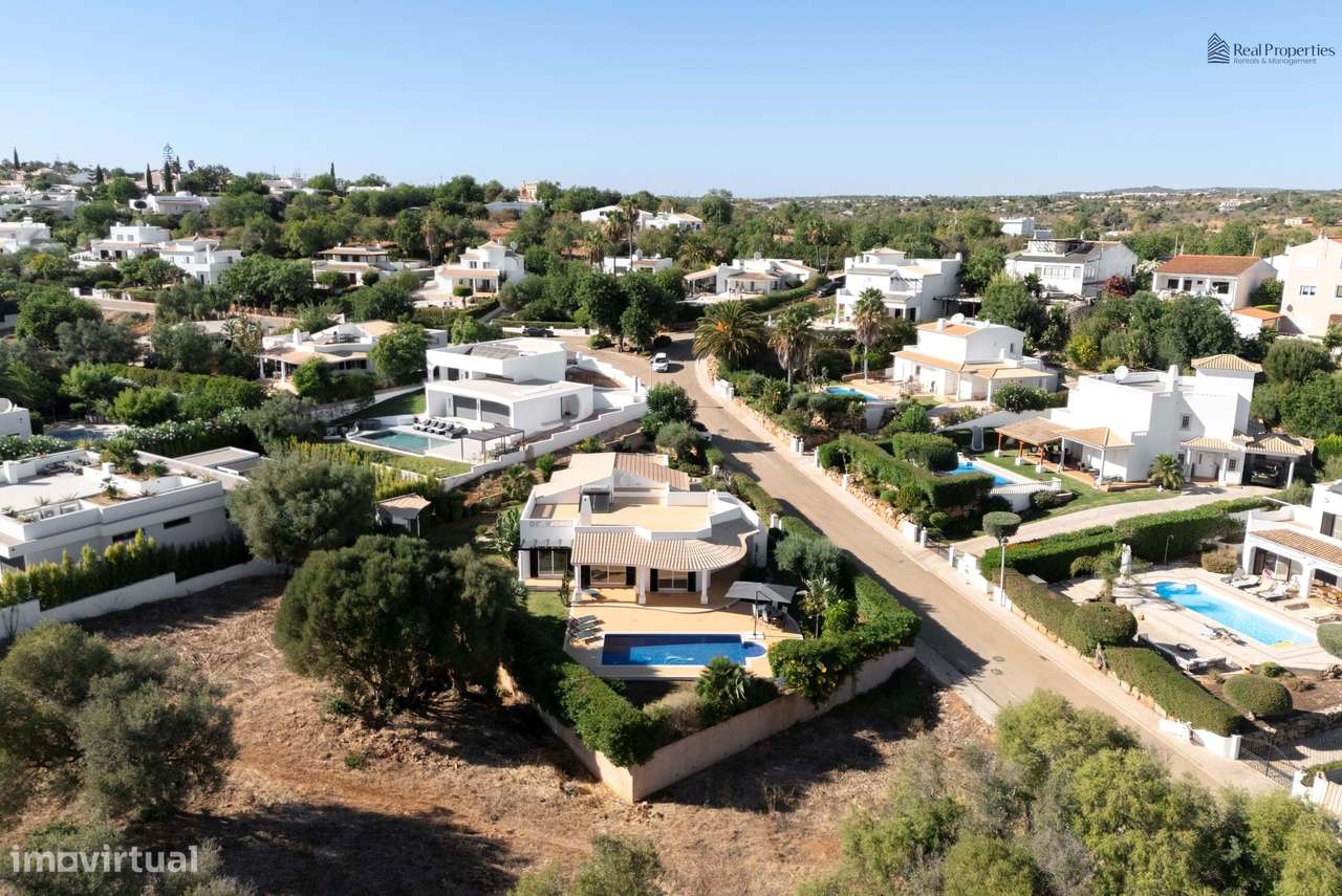 Moradia Térrea T4 Isolada em Albufeira – Um Refúgio de Luz, Conforto e-52