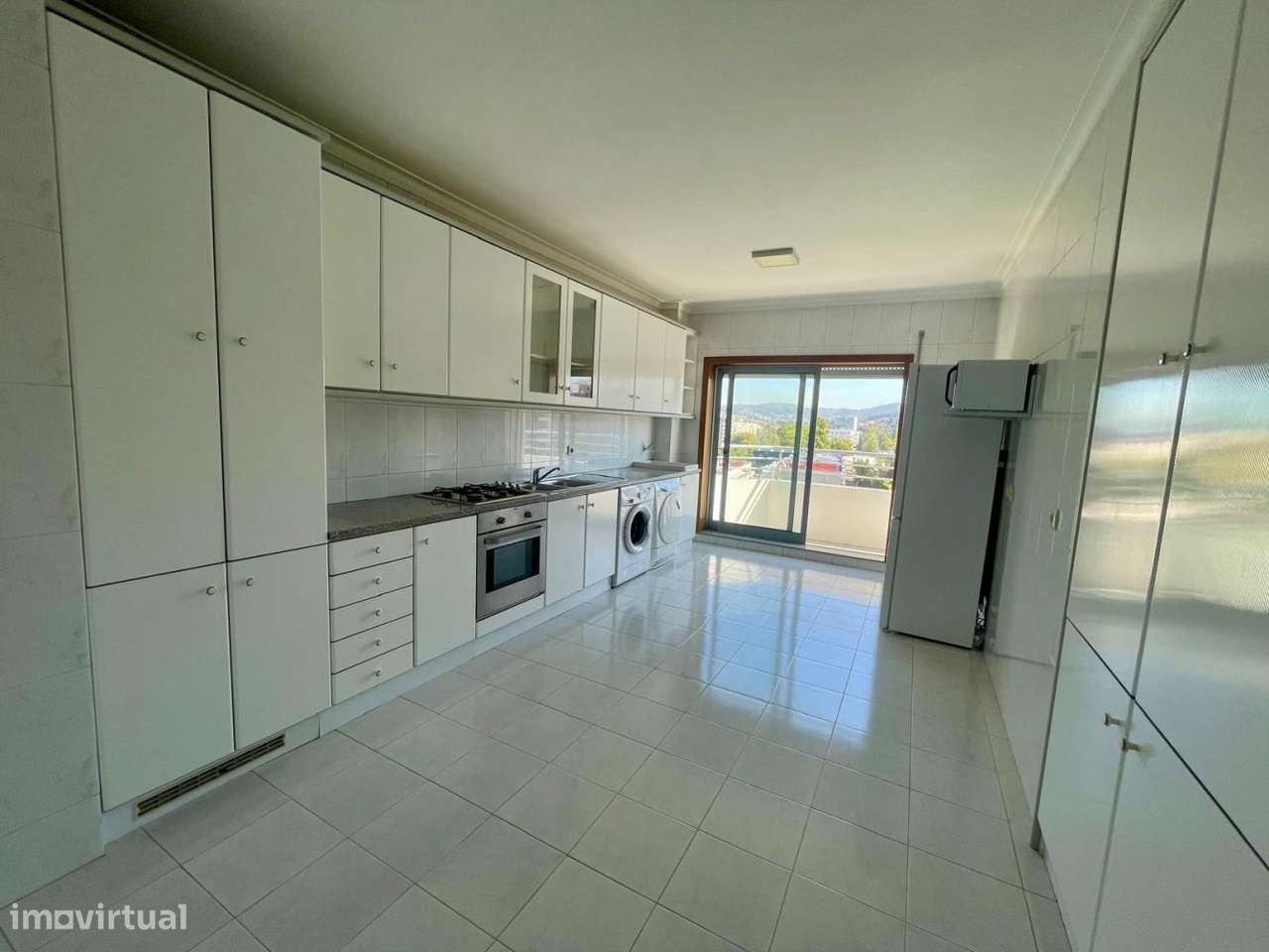 Apartamento T5 Duplex com Terraço, Lareira e Garagem em Zona Premium-7