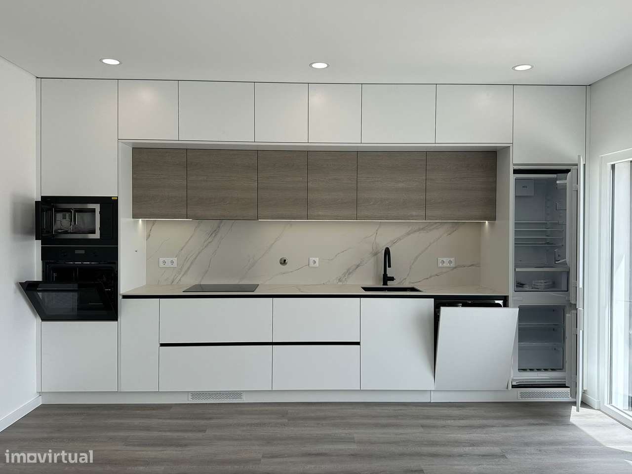 Moradia T3 com terraço e garagem, próxima a praias-4