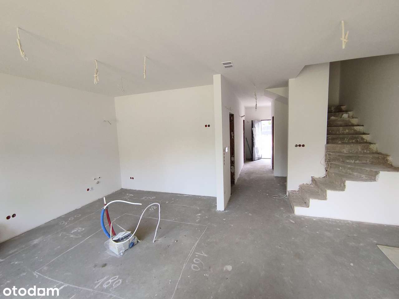 Nowoczesny dom 4 pokoje z garażem i klimatyzacją-1