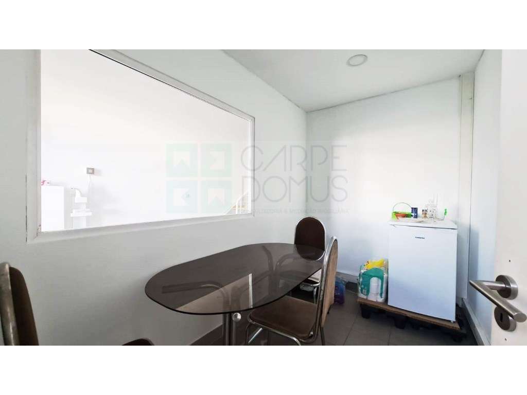 Amplo Armazém com escritórios na Nacional 10, Alverca do Ribatejo-37