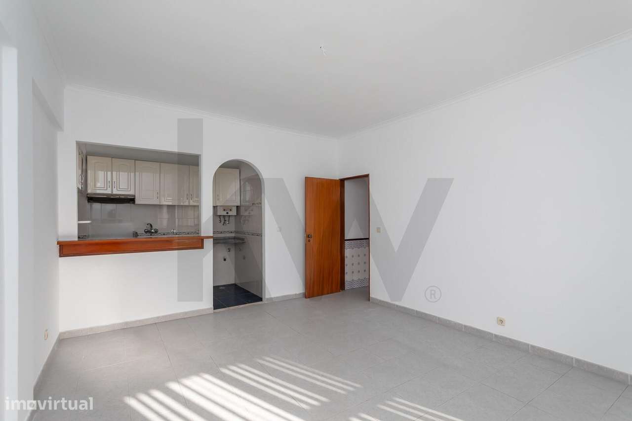 Apartamento T1 | Avenida Dr. Aresta Branco | Varanda e despensa | Cost - Grande imagem: 4/34