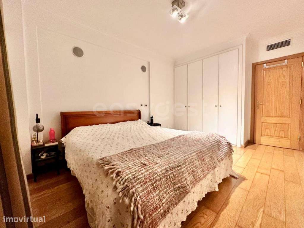 Apartamento T1 sem mobílias com Box localizado na Azinhaga das Galh... - Grande imagem: 5/18