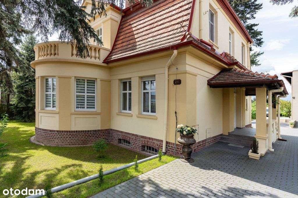 Willa w klasycznym stylu z ogrodem-19