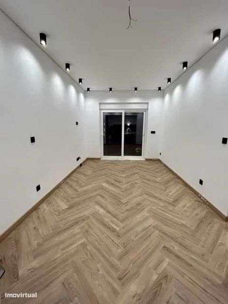 Lindo apartamento T1 -100% renovado, com terraço de 41m² - Grande imagem: 5/12