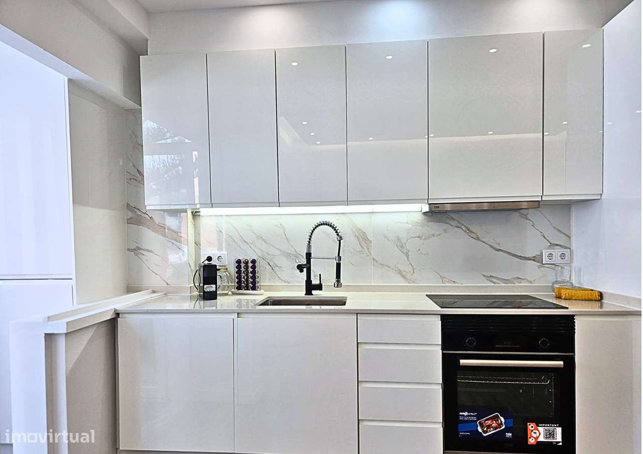 T2 totalmente remodelado com 3 roupeiros e varandas | Agualva-7