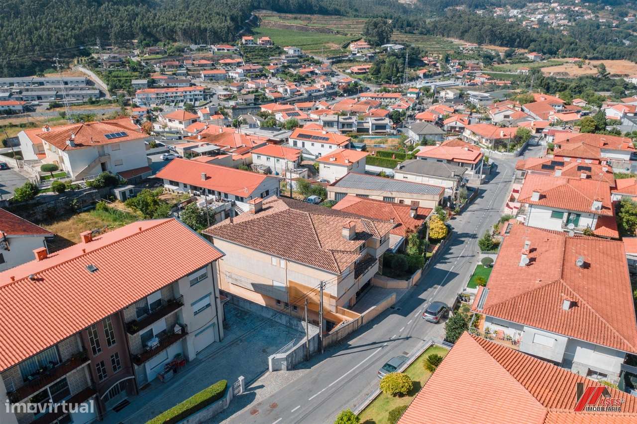 MORADIA T3 COM ÓTIMAS ÁREAS E ESPAÇO PARA NEGÓCIO PRÓPRIO!-30