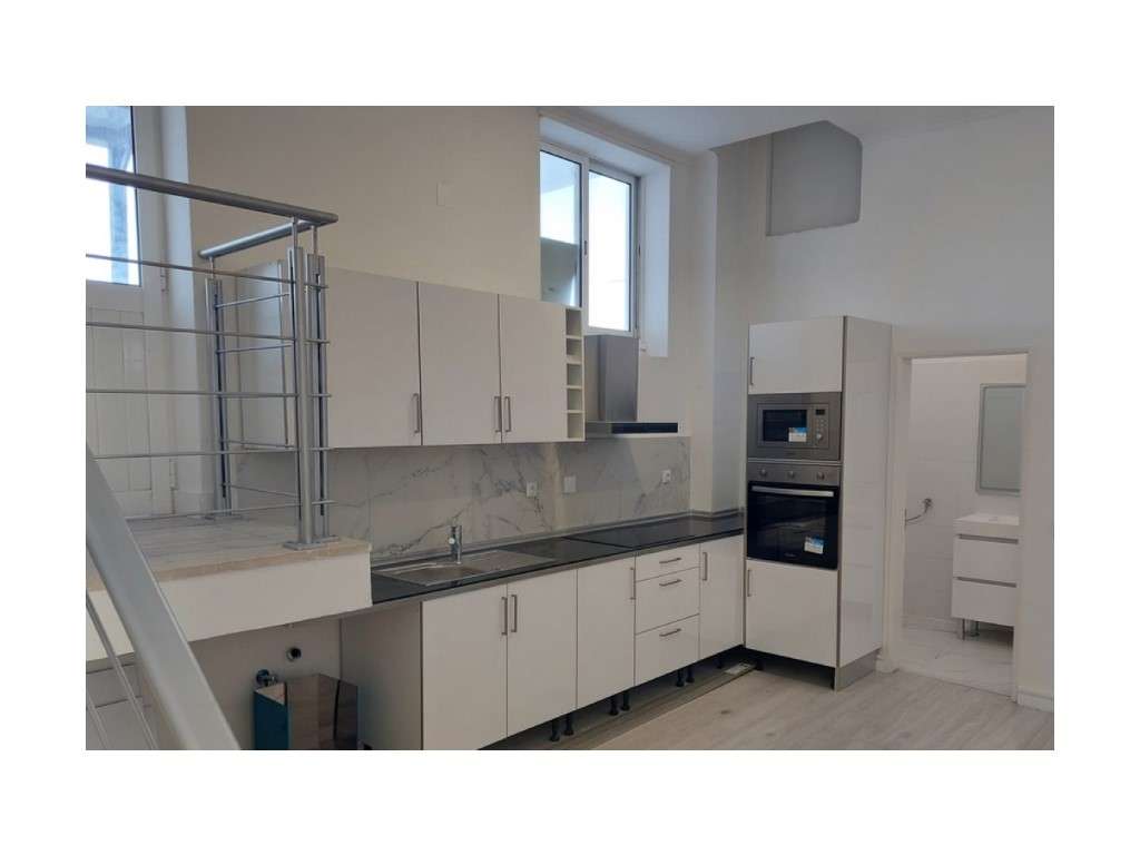 Vende se espaço comercial transformado em habitação, (T4) com terra... - Grande imagem: 1/20