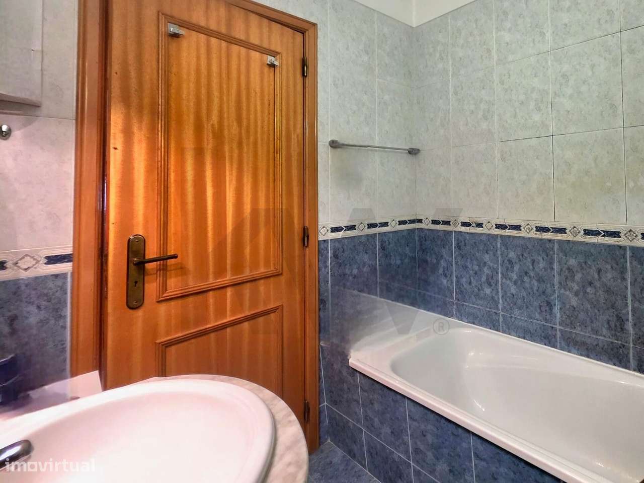 Apartamento T2 com Terraço de 50 m2 e Box Fechada – O Seu Novo Refúgio-21