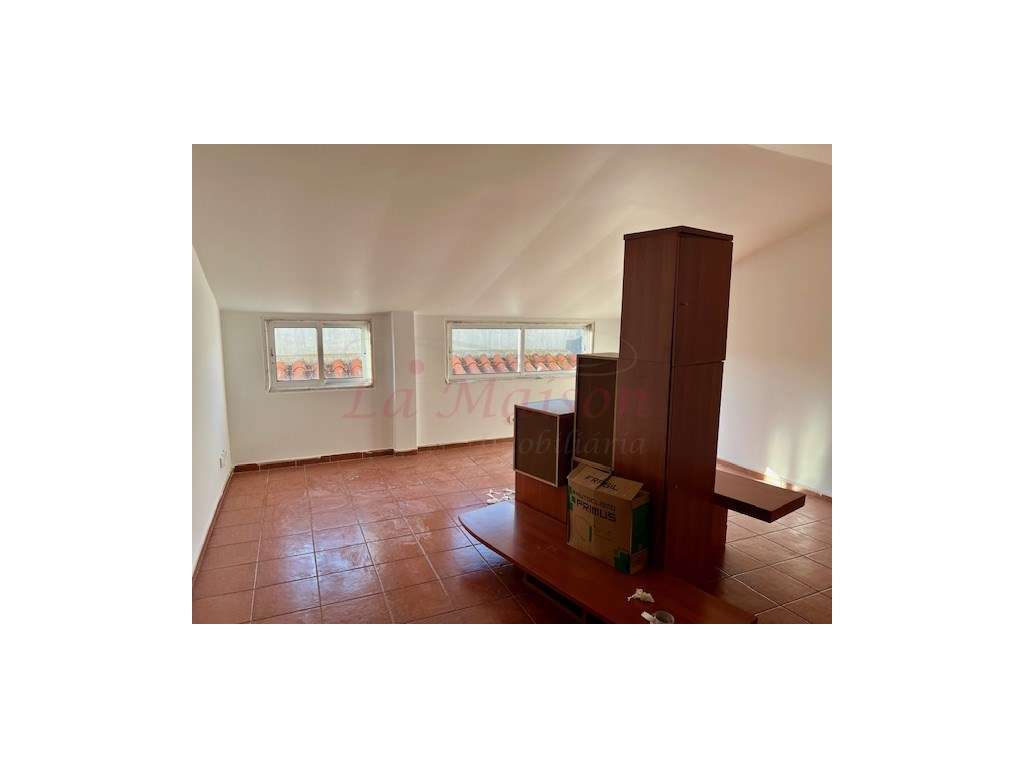 Apartamento T3+1 em Casal de Cambra-34