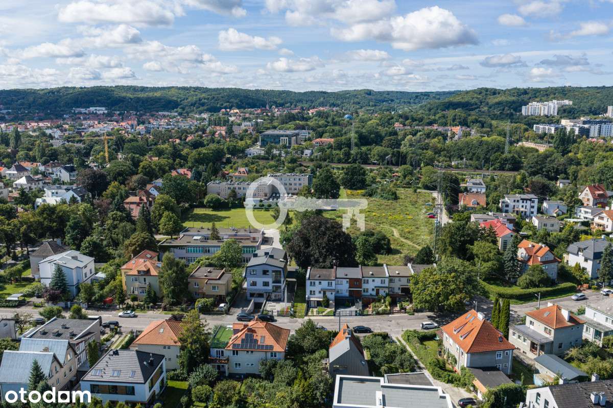 3-piętrowy dom ze 170-letnim bukiem