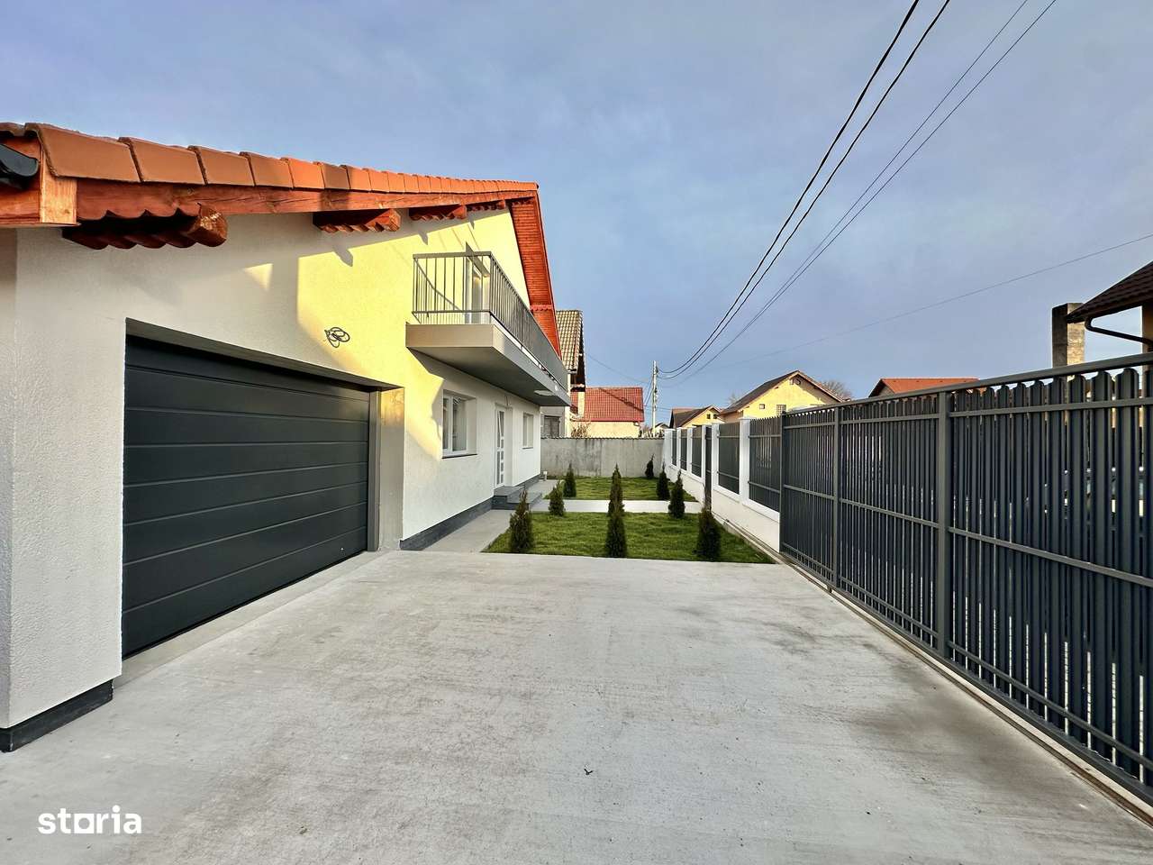 Casă individuală de vanzare  cu garaj și curte proprie – Hălchiu-0