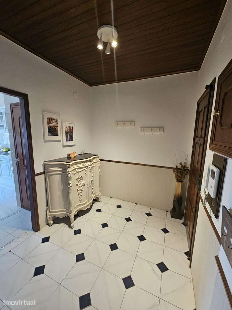 T3 com varandas, elevador e em zona central - Grande imagem: 2/17