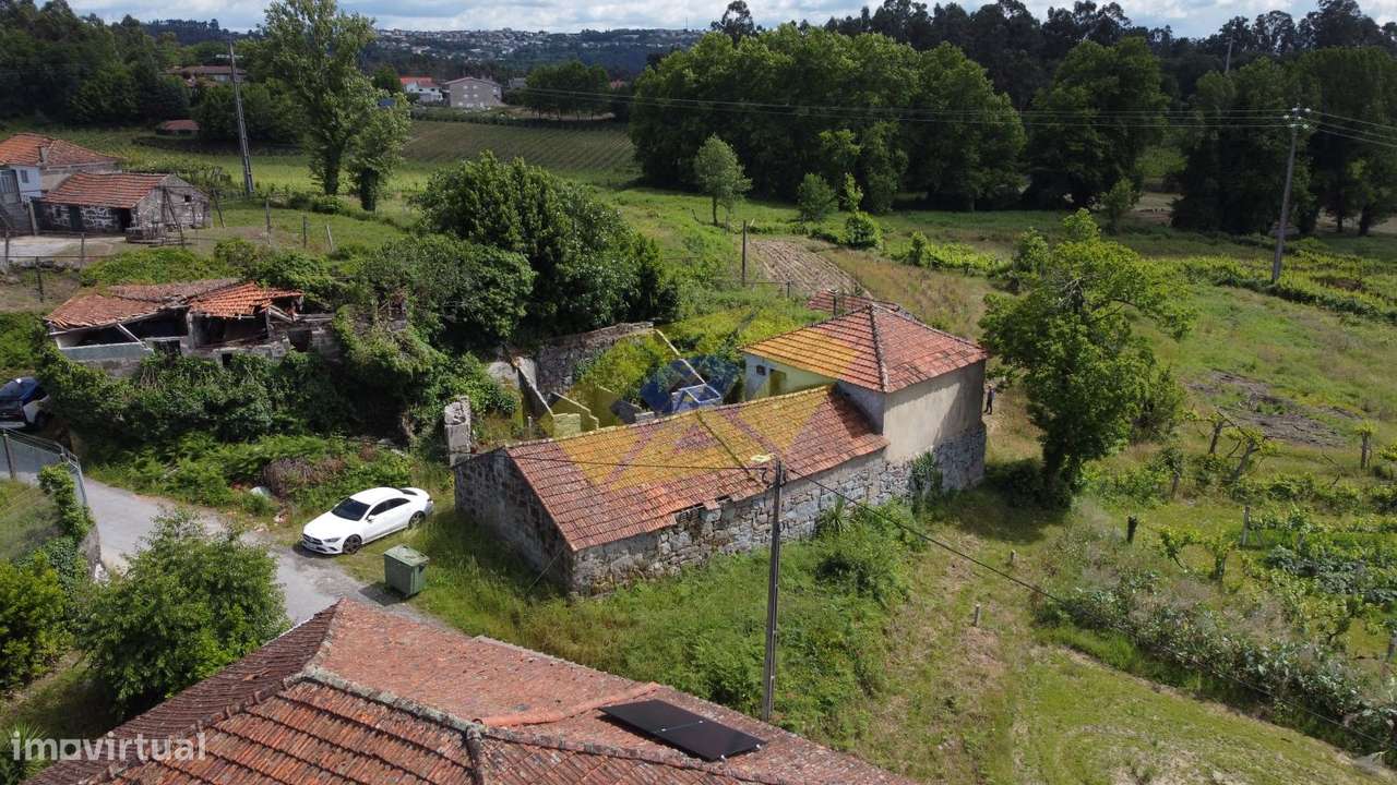 Moradia, alpendre PARA RESTAURO e terreno em Refontoura - Felgueiras-20