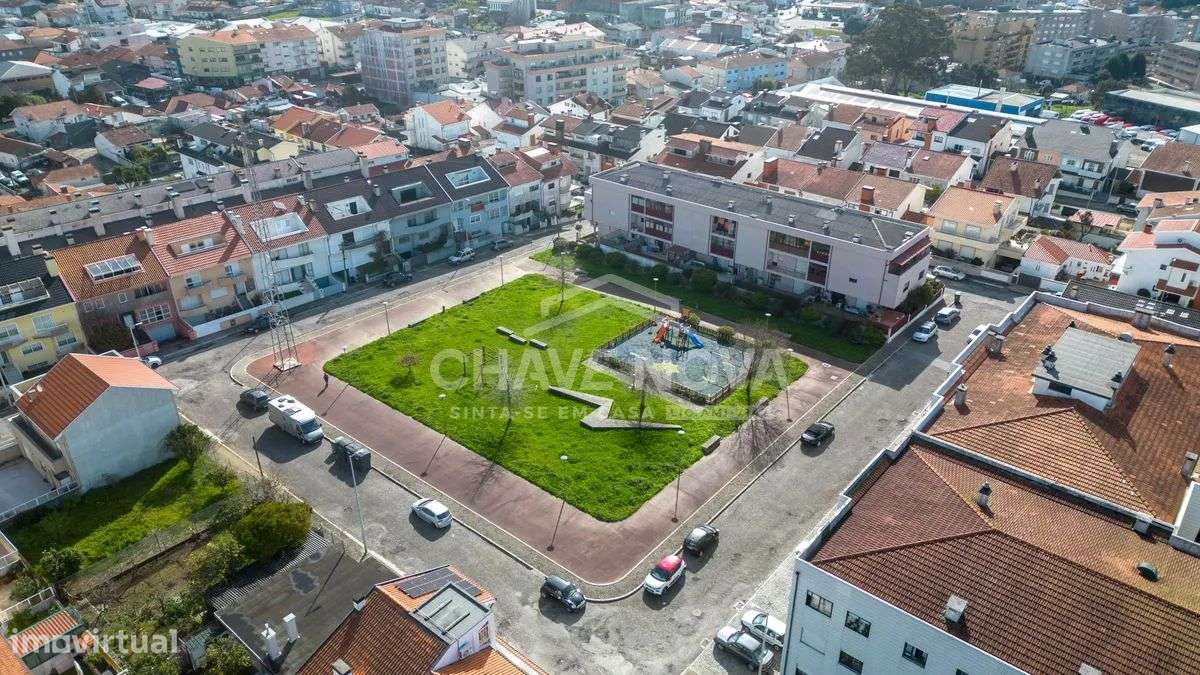 Apartamento T2 c/ varanda em Canelas-26
