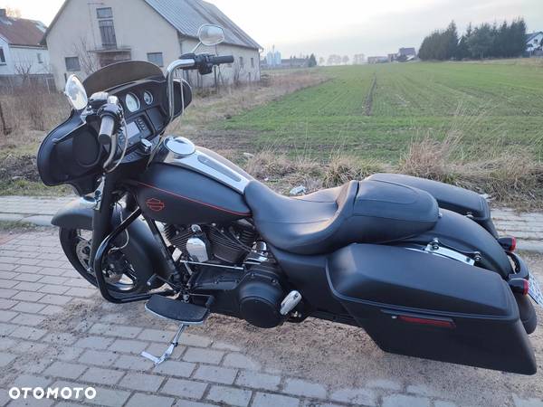 Harley-Davidson Touring Street Glide - 2