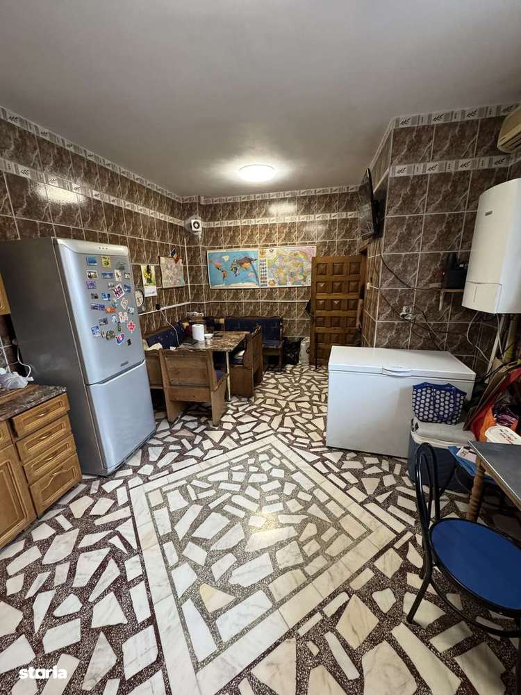 Casă cu 8 camere, subsol și mansardă Zona Sălaj Sector 5-6