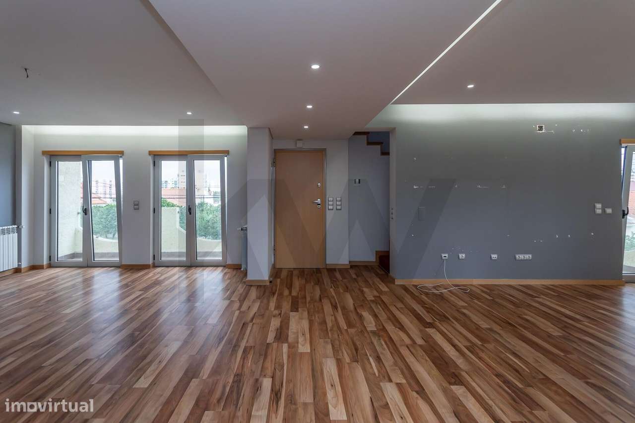 Vende-se no Barreiro, Moradia Unifamiliar T7 com 3 pisos, c/piscina, l - Grande imagem: 5/49