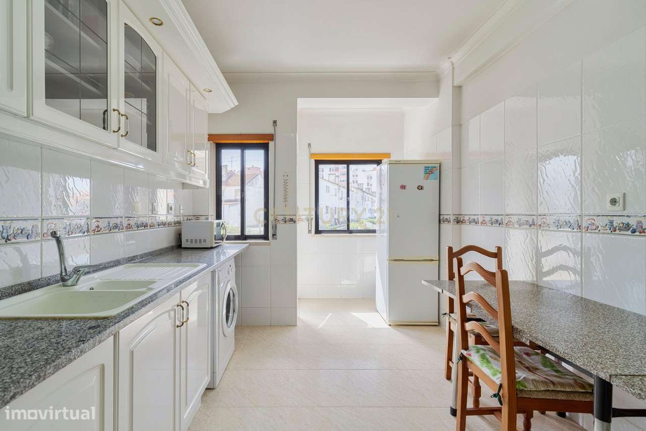 Apartamento T3  Feijó Almada Parque da Paz-1